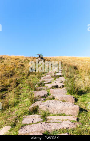 Les hommes exerçant son chemin en pierre de vélos dans les Brecon Beacons Banque D'Images