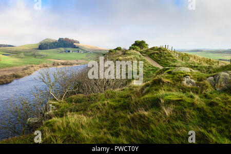 Peel Crags et Crag lough le long mur d'Hadrien, sentier sur un matin d'automne près de Hexham, Northumberland, Angleterre. Banque D'Images