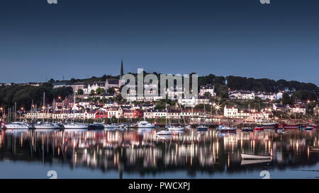 Crosshaven, Cork, Irlande. Le 29 août, 2016.Les premières souches de lumière du matin commencent à illuminer le village pittoresque de Crosshaven, I Banque D'Images