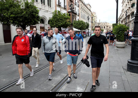 Une vue générale de l'Angleterre fans faire leur chemin vers le stade avant le match de la Ligue des Nations Unies au stade Benito Villamarin, Séville. Banque D'Images