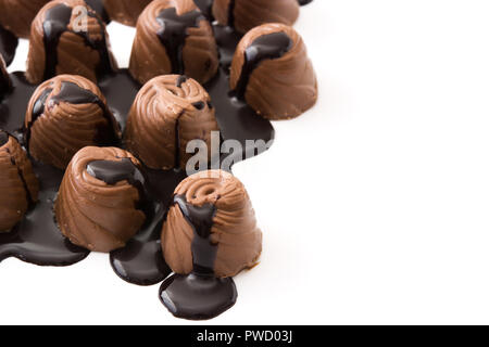 Morceaux de bonbons recouverts de chocolat fondu isolé sur fond blanc. Copyspace Banque D'Images