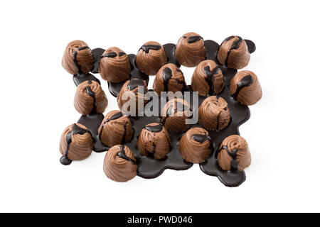 Morceaux de bonbons recouverts de chocolat fondu isolé sur fond blanc Banque D'Images