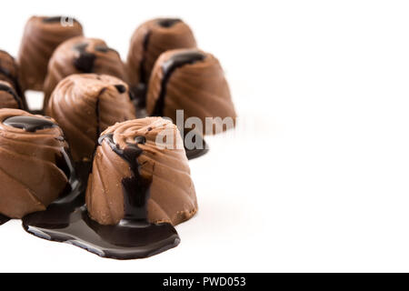 Morceaux de bonbons recouverts de chocolat fondu isolé sur fond blanc. Copyspace Banque D'Images