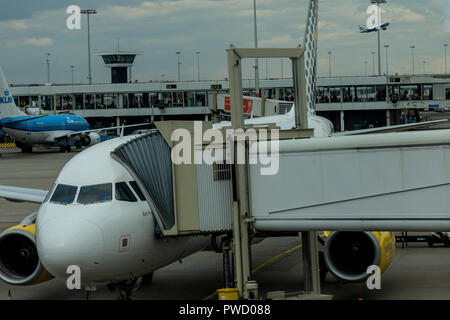 Pays-bas, Amsterdam, Schiphol - 30 mars, 2018 : Vueling, avions à l'aéroport. Schiphol est l'un de l'aéroport le plus achalandé en europe. Banque D'Images