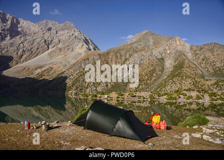 Camping à la belle Kulikalon lacs, montagnes Fann, Tadjikistan Banque D'Images