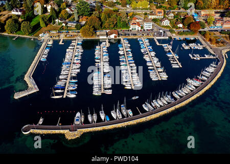 Bateaux amarrés à quai dans un port de plaisance sur le lac de Genève, à Rolle, Vaud, Suisse Banque D'Images