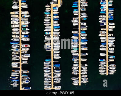 Vue d'ensemble sur les bateaux amarrés à quai dans un port de plaisance sur le lac de Genève, à Rolle, Vaud, Suisse Banque D'Images