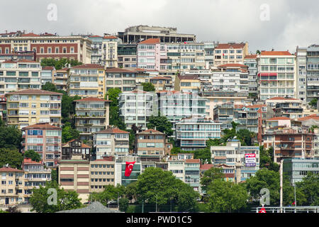 Bâtiments sur le côté d'une colline sur une journée ensoleillée à Istanbul, Turquie Banque D'Images