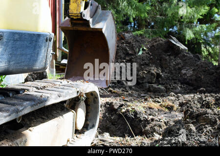 Close up Vue de côté de la pelle et du godet sur le site de construction. Focus sélectif. Banque D'Images