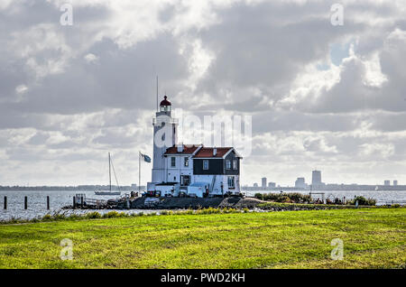 Marken, aux Pays-Bas, le 7 octobre 2018 : Het Paard (le cheval) sur le Cap oriental de l'île sous un ciel nuageux avec l'horizon de th Banque D'Images