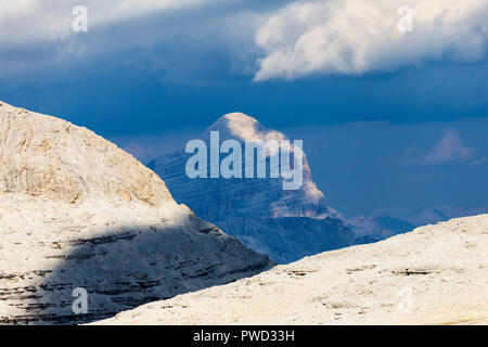 Lumière sur Tofana di Rodes. Veneto, Dolomites, Italie, Europe. Banque D'Images