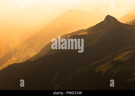 La lumière du soleil illumine le Col Rodella et Campitello di Fassa au coucher du soleil. La Vallée de Fassa, Trentin, Dolomites, Italie, Europe. Banque D'Images