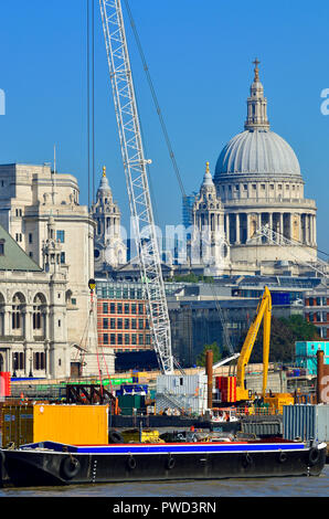 Barge et grue sur la Tamise, par St Paul's Cathedral, London, England, UK. Banque D'Images