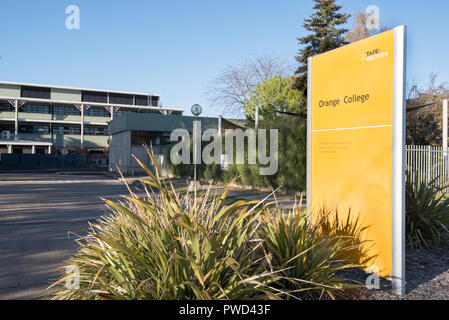 L'entrée de la rue Prince à l'ordre de TAFE (Technical & Favoriser l'éducation) en orange, New South Wales, Australie Banque D'Images