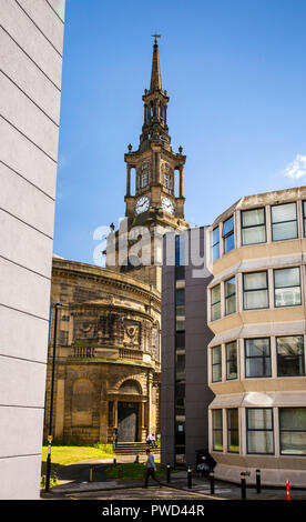 Royaume-uni, Angleterre, Tyneside, Newcastle upon Tyne, Akenside Hill, Église de Saint Willibrord redondant avec tous les Saints spire entre des immeubles modernes Banque D'Images