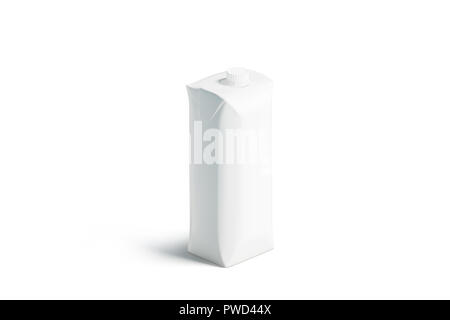 Blank white prisma juice pack avec couvercle immersive, stand isolé, rendu 3D. Carton vide paquet pour boire des maquettes. Forfait clair boîte avec couvercle pour le lait. Modèle de contenants de boissons. Banque D'Images