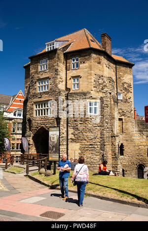 Royaume-uni, Angleterre, Tyneside, Newcastle upon Tyne, St Nicholas Street, Castle Garth, porte noire du château médiéval Banque D'Images