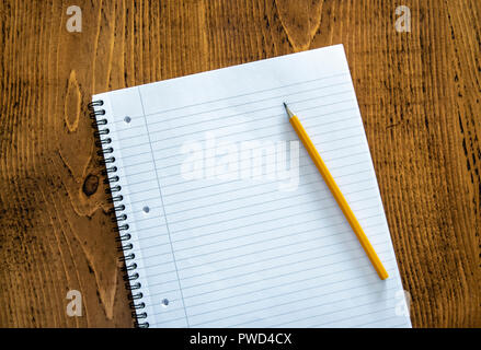 Crayon et papier. Notes vierge en attente d'idées Banque D'Images