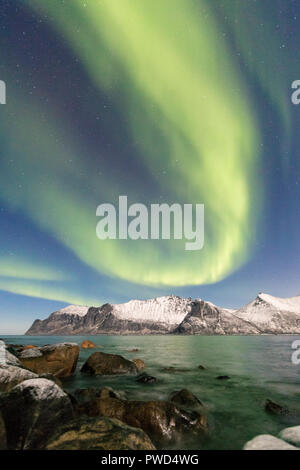 Northern Lights sur les sommets enneigés et la mer de glace le long Mefjorden vu depuis le village de Mefjordvaer Senja Tromsø Norvège Europe Banque D'Images