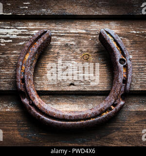 Lucky horseshoe, vieilles et rouillées hanging on barn Banque D'Images