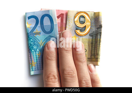 2019 euros écrit avec des billets de banque dans une main isolé sur fond blanc Banque D'Images