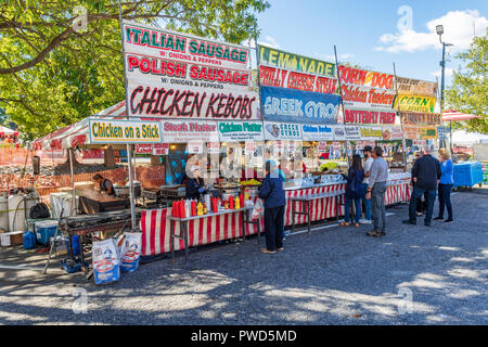 HICKORY, NC, USA-10/14/18 : un stand dans une fête d'automne offre Itialian saucisses et brochettes de poulet. Support Clients en ligne. Banque D'Images