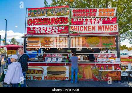 HICKORY, NC, USA-10/14/18 : un stand dans une fête d'automne propose des cheeseburgers et des ailes de poulet. Banque D'Images