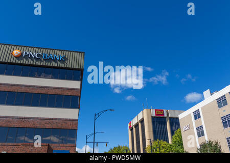 HICKORY, NC, USA-10/14/18 : Les bâtiments locaux de la Wells Fargo, PNC et BB&T Banques, considéré dans le ciel. Banque D'Images