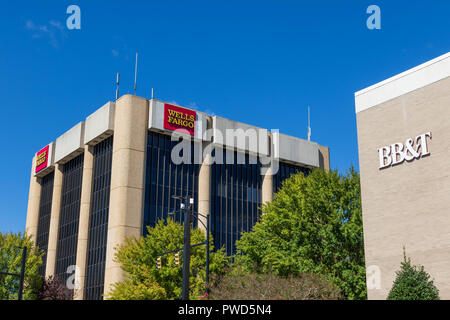 HICKORY, NC, USA-10/14/18 : Vue sur le bâtiments locaux de la Wells Fargo et BB&T les banques contre le ciel. Banque D'Images