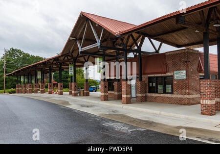 HICKORY, NC, USA-10/14/18 : Le centre-ville de station de bus local, ou centre de transit, un dimanche matin. Banque D'Images