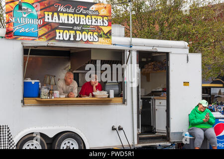 HICKORY, NC, USA-10/14/18 : attendre que les clients vendeurs dans une remorque stand dans le cadre de l'Oktoberfest locale. Banque D'Images