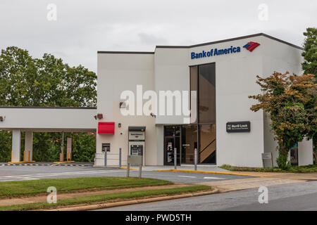 HICKORY, NC, USA-10/14/18 : banque locale d'Amérique, avec service au volant, au centre-ville. Banque D'Images