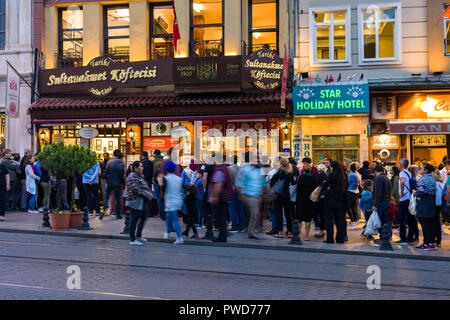 Une longue file de gens qui attendent pour acheter de la nourriture du restaurant comme crépuscule définit le premier jour du Ramadan, Istanbul, Turquie Banque D'Images