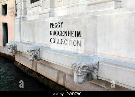 Avec son nom, Peggy Guggenheim, dans de grandes lettres sur l'immeuble qu'elle a appelé la maison, et trouve sa collection d'art moderne, il n'y a pas d'erreur, qui a vécu ici à Venise. Alan Wylie/Alamy © Banque D'Images