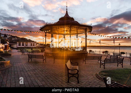 Cobh, Cork, Irlande. 19 Septembre, 2016. L'ancien kiosque victorien au parc Kennedy à Cobh, Co Cork illuminée par la lumière tôt le matin. Banque D'Images