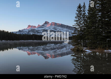 Le lac Two Jack lever du soleil, le parc national de Banff, Canada Banque D'Images