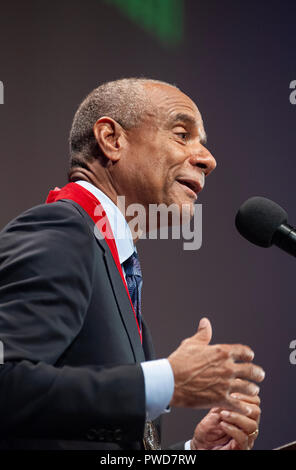 10/11/2018 : Centre de Hutchins, Harvard University, Cambridge, MA. Kenneth I. Chenault, capital de risque et de l'ancien chef de la direction d'American Express, parlant après avoir reçu une médaille W.E.B Du Bois. Chenault était l'une des huit Américains africains à recevoir la médaille pour leur contribution à l'histoire africaine américaine et africaine et de la culture à l'Université de Harvard à Cambridge, Massachusetts, États-Unis. D'autres 2018 recipiants étaient David Chappelle, Shirley Ann Jackson, Pamela Joyner, Colin Kaepernick, Florence Ladd, Bryan Stevenson et Kehinde Wiley. Banque D'Images