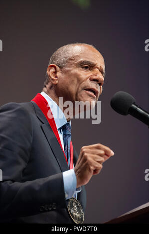 10/11/2018 : Centre de Hutchins, Harvard University, Cambridge, MA. Kenneth I. Chenault, capital de risque et de l'ancien chef de la direction d'American Express, parlant après avoir reçu un W.E.B. Médaille du bois. Chenault était l'une des huit Américains africains à recevoir la médaille pour leur contribution à l'histoire africaine américaine et africaine et de la culture à l'Université de Harvard à Cambridge, Massachusetts, États-Unis. Banque D'Images