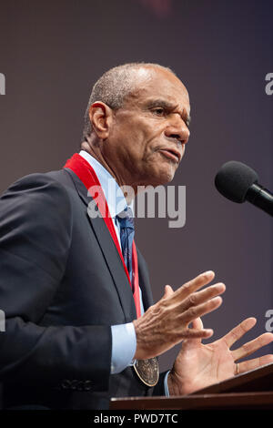 10/11/2018 : Centre de Hutchins, Harvard University, Cambridge, MA. Kenneth I. Chenault, capital de risque et de l'ancien chef de la direction d'American Express, parlant après avoir reçu une médaille W.E.B Du Bois. Chenault était l'une des huit Américains africains à recevoir la médaille pour leur contribution à l'histoire africaine américaine et africaine et de la culture à l'Université de Harvard à Cambridge, Massachusetts, États-Unis. D'autres 2018 recipiants étaient David Chappelle, Shirley Ann Jackson, Pamela Joyner, Colin Kaepernick, Florence Ladd, Bryan Stevenson et Kehinde Wiley. Banque D'Images