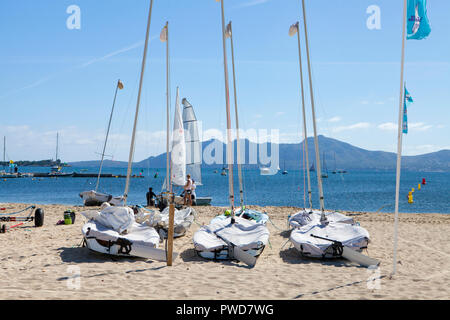 PORT DE POLLENÇA, Majorque, ESPAGNE - Septembre28th, 2018 : bateaux sur la plage de sable à Port de Pollença Banque D'Images