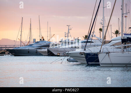 PORT DE Alcudia, Majorque, ESPAGNE - Octobre 1st, 2018 : Bateaux de luxe quai à marina dans la baie d'Alcudia tôt le matin Banque D'Images