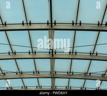 Pays-bas, Amsterdam, Schiphol, un grand bâtiment blanc avec un cadre en métal Banque D'Images