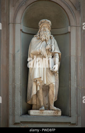 Une sculpture de Léonard de Vinci dans l'une des alcôves en face de la Galerie des Offices à Florence, Italie. Banque D'Images