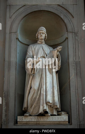 Une sculpture de Leon Battista Alberti dans l'une des alcôves en face de la Galerie des Offices à Florence, Italie. Banque D'Images