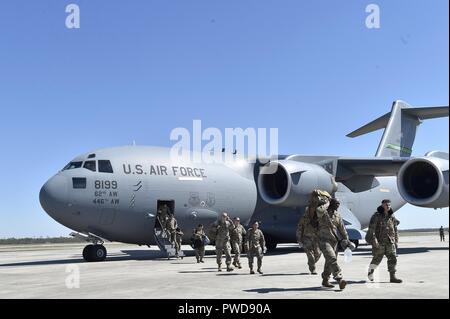 Un élément de réponse à l'urgence arrive à la Tyndall Air Force Base à bord d'un Joint Base Lewis-McChord C-17 Globemaster III, 12 octobre 2018, 12 octobre, 2018. Les aviateurs de la mobilité de l'équipe d'intervention d'urgence ce déployés pour évaluer les dommages et établir les conditions de la reprise de l'air, offrant encore nécessaire de l'équipement, des fournitures et du personnel pour la reconstruction de la base suite à l'ouragan Michael. L'équipement et du personnel de l'AMC s'en tenir à l'échelle du pays afin de fournir encore plus de soutien sur demande. (U.S. Air Force photo de Tech. Le Sgt. Liliana Moreno). () Banque D'Images