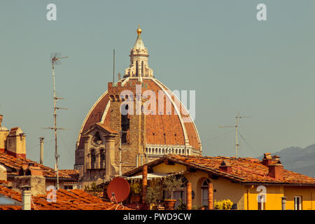 Une vue sur les toits et le haut de la coupole du Duomo de Florence, en Italie. Banque D'Images