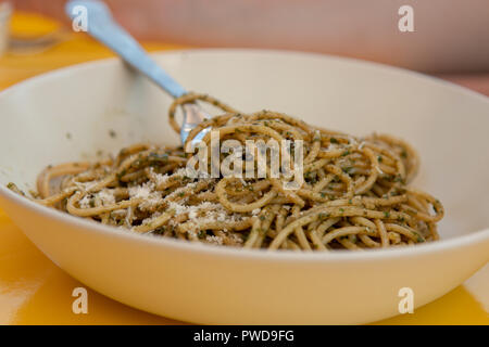 Un bol de spaghetti au pesto vert et parmesan à Florence, Italie Banque D'Images