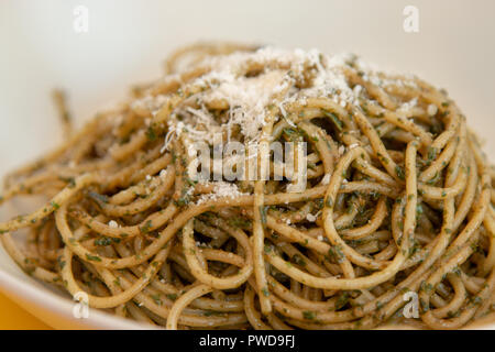 Un bol de spaghetti au pesto vert et parmesan à Florence, Italie Banque D'Images