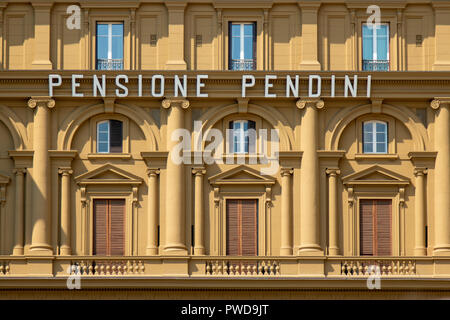 La face de l'Hotel Pendini Florence en Italie, donne sur la Piazza della Repubblica où le signe Pensione Pendini se détache sur les murs écru. Banque D'Images