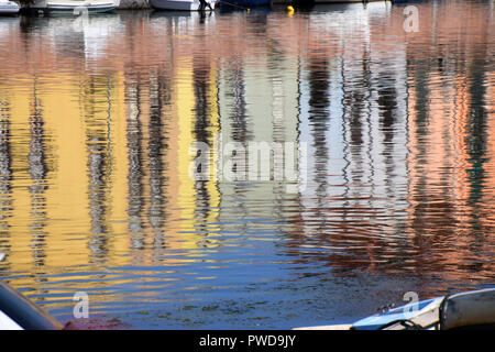 Façades de refléter dans la rivière, vue panoramique sur les bateaux sur le fleuve Temo en Bosa en Sardaigne dont ces maisons colorées typiques de l'italien Banque D'Images